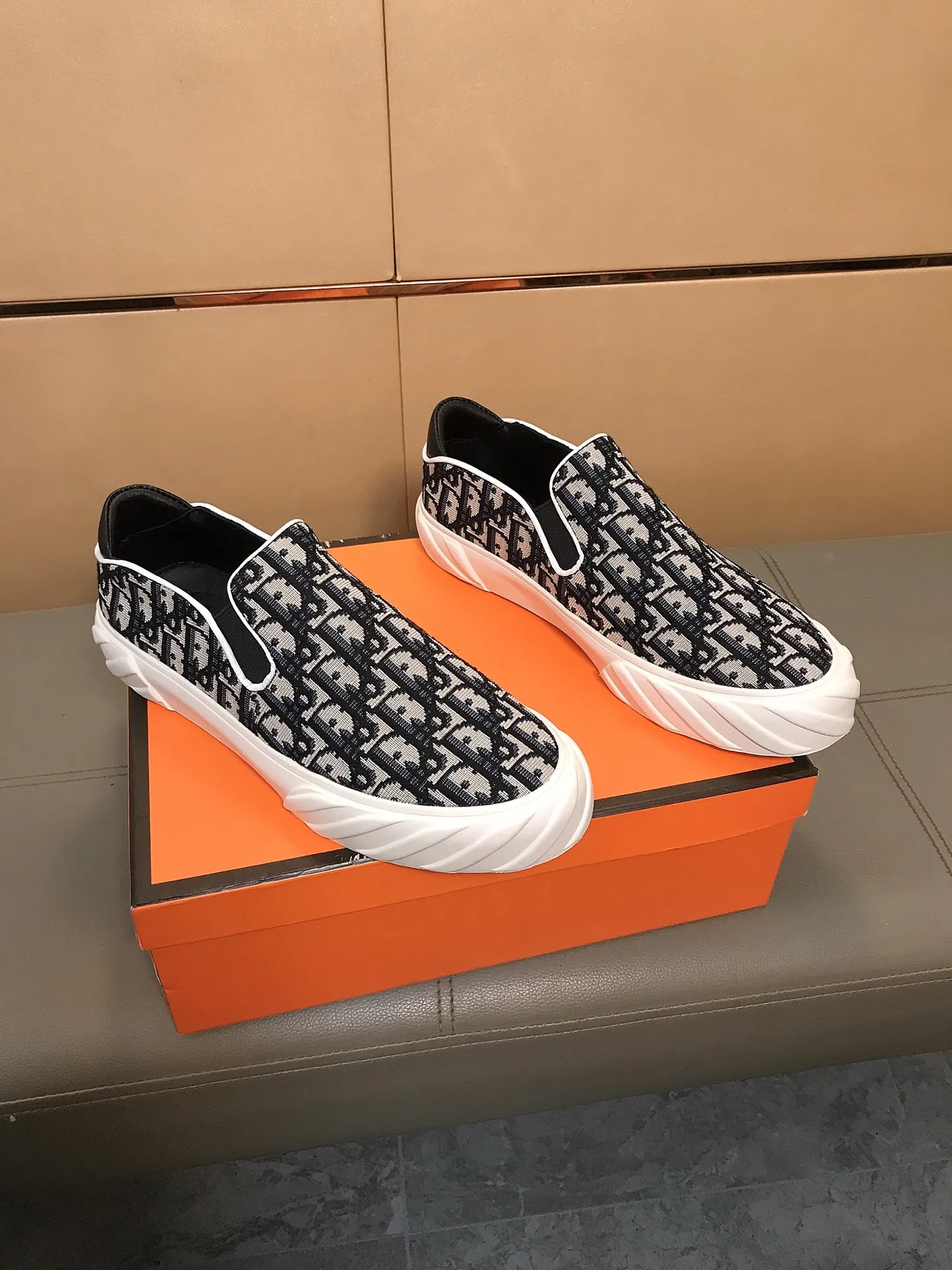 Factory price 380 👉👉[Dior] Dior’s latest model is carefully crafted and set off the audience! An international brand that continues to innovate. This men's high-top all-season casual shoe is made of brand printed material on the upper, pigskin lining and rubber non-slip outsole. It is breathable and comfortable and speaks for itself with quality👄 Size: 38-44